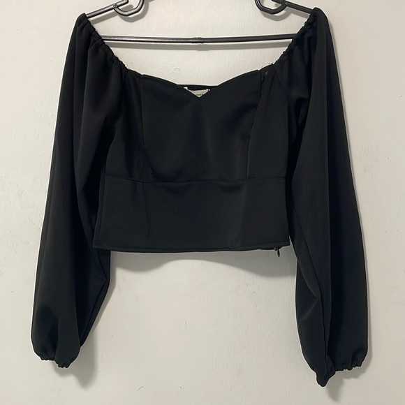 Cropped top..xs to med asian size - Picture 1 of 2